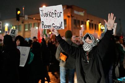 Minneapolis'te yüzlerce kişi ICE görevlisinin ölümcül ateş açmasını protesto etti
