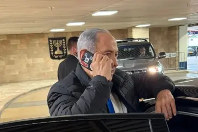 Netanyahu, telefonun kamerasını gizledi
