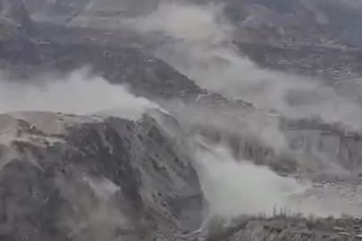 Pakistan'da 5,8 büyüklüğünde deprem: Bir ölü onlarca ev hasar gördü