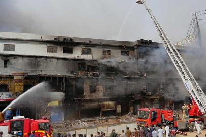 Pakistan'da alışveriş merkezinde yangın: 11 ölü, 60 kişi kayıp