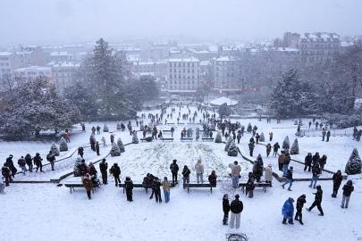 Paris karla kaplandı: Sıcaklıklar sıfırın altına düştü