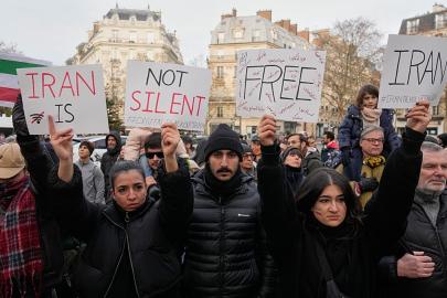 Paris'te binlerce kişi, İranlı göstericilere ve sürgündeki veliaht prense destek verdi