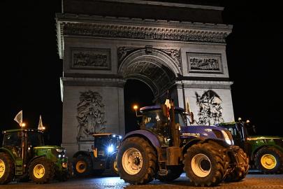 Paris’te traktörlü isyan: Çiftçiler AB-Mercosur anlaşmasına karşı