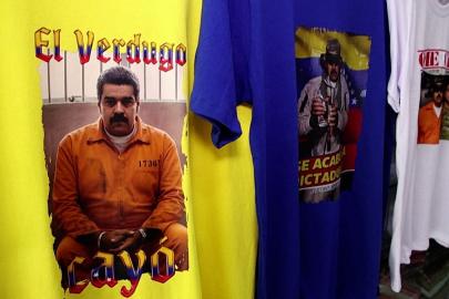 Peru'daki Venezuelalı göçmenler Maduro'nun tişörtlerini satıyor