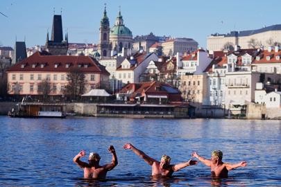 Prag'ın Üç Kral Yüzüşü: 40'tan fazla yüzücü buz gibi Vltava Nehri'nde yüzdü