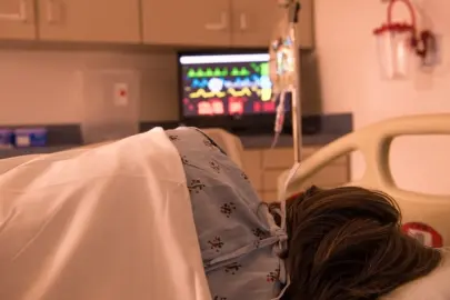 Rahatsız edilmemek için hastaların nabız takip cihazını kapatan hemşire tutuklandı