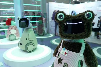 Robotlar Las Vegas'taki CES'te ziyaretçileri büyüledi