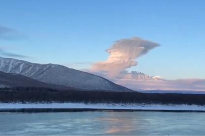 Rusya'daki Şiveluç Yanardağı bir günde iki kez patladı