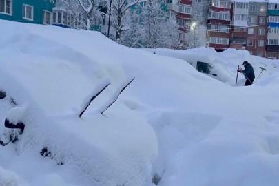 Rusya'nın Kamçatka Yarımadası'nda evler derin kar yığınlarından kazılarak çıkarıldı