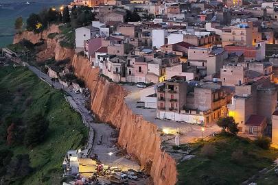 Sicilya'daki Niscemi'de endişe: Dev heyelan büyüyebilir