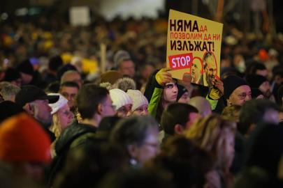 Sofya'da binlerce kişi adil seçimler ve hükümetin istifası için protesto etti