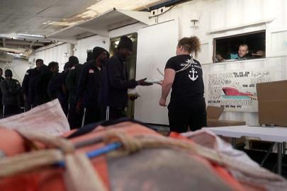 SOS Méditerranée'nin kurtardıkları yılbaşını sıcak bir yemekle kutladı