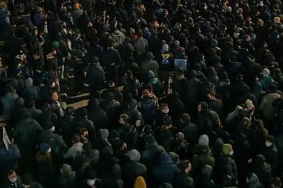 Sürgündeki veliaht prensin çağrısı sonrası Tahran'da protestolar: Ülke çapında internet kesildi