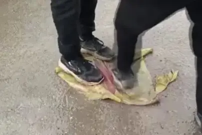 Suriye'nin Tabka kentinde teröristlerin afişleri parçalandı