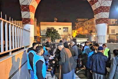 Tarsus’ta Hür Gençlik’ten Miraç Kandili’nde cami cemaatine lokum ikramı