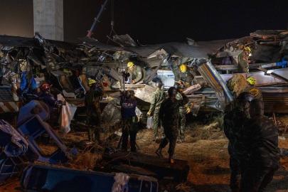 Tayland'da üzerine vinç düşen tren devrildi: 32 ölü