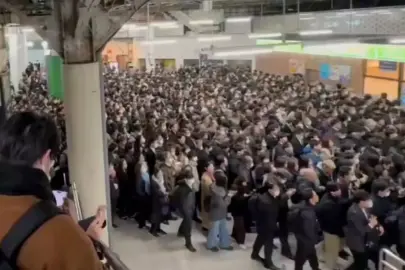 Tokyo'da elektrik kesintisi: Binler metro istasyonunda mahsur kaldı