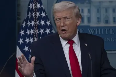 Trump'tan İran paylaşımı: Panikteler, altlarına yapıyorlar