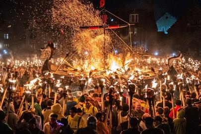 Up Helly Aa: İskoç adasında Viking ateş festivali, yüzlerce meşaleciyi buluşturdu