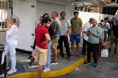 Venezuela: Caracas'ta siyasi belirsizlik sürerken halk gıda stokluyor
