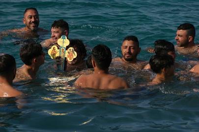 Yunanistan'da genç erkekler Epifani kutlamasında tahta haçı çıkarmak için denize daldı