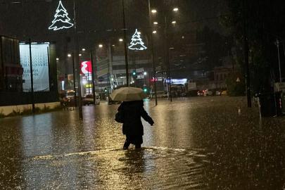 Yunanistan'da şiddetli hava koşulları can aldı: Sahil güvenlik görevlisi ve bir kadın öldü