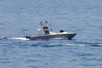 ABD tankeri ile İran hücumbotları Hürmüz'de karşı karşıya geldi