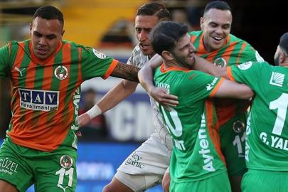 Alanyaspor'dan sahasında kritik galibiyet! Alanyaspor - Konyaspor maçı sonucu: 2-1