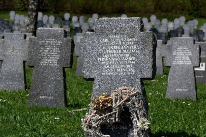 Almanya'da ölülerin dişlerinden 8 kilogram altın çaldı