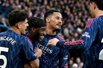 Arsenal, rakiplerinin puan kaybettiği haftada liderliğini pekiştirdi