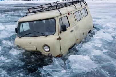 Baykal Gölü'nde buz kırıldı, turistleri taşıyan araç suya düştü: 8 ölü