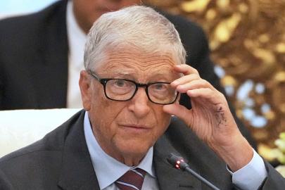 Bill Gates Jeffrey Epstein ile geçirdiği 'her dakika' için özür dileyerek e-posta iddialarını yalanladı
