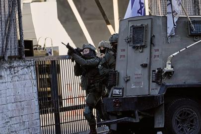 Bir grup İsrail askeri savaş zamanı düşmana yardım etmekle suçlanıyor