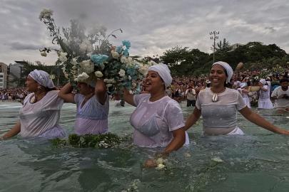 Brezilya: Rio'da binler deniz tanrıçası Yemanjá'yı sahilde andı