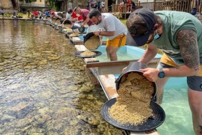Bu nehirden altın akıyor; Giden kova kova topluyor...