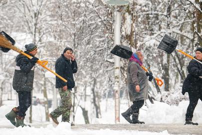 Bükreş'te yoğun kar yağışı: Ulaşımda ciddi aksamalar yaşandı