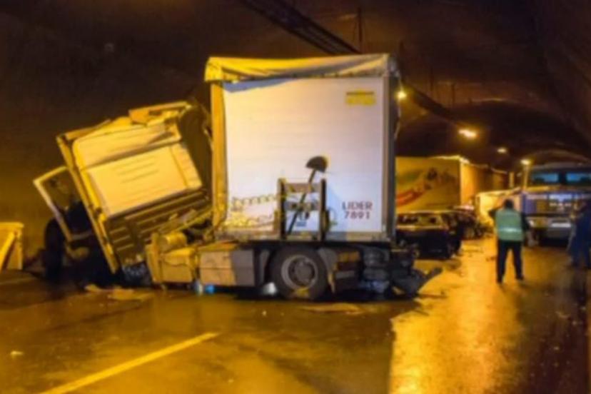 Bulgaristan'da park halindeki bir tır'a başka bir tır çarptı: 2 ölü