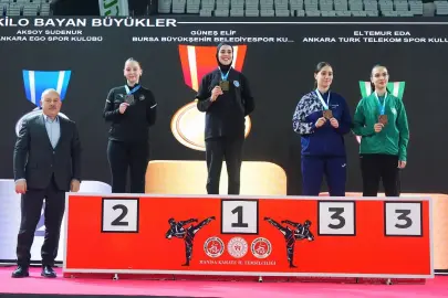 Bursa Büyükşehirli karateciler kürsüden inmedi
