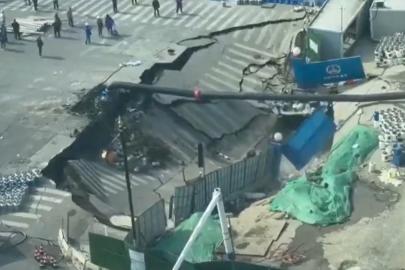 Çin'de metro inşaatı sırasında yol saniyeler içinde çöktü