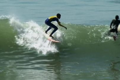 Dakar'daki sörf okulu kızları yeniden okulla buluşturuyor