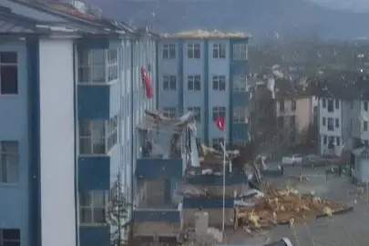 Düzce'de şiddetli rüzgârda lisenin çatısı yıkıldı
