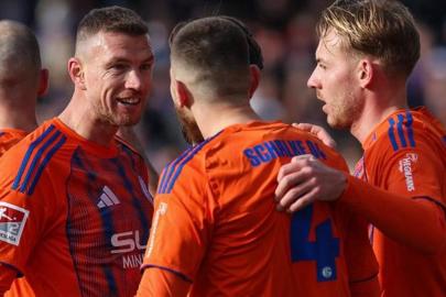 Edin Dzeko'dan 13 dakikada 2 asist! Schalke 04 Türk yıldızlarıyla liderliğini sürdürdü