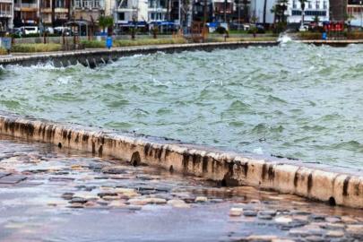 Ege kıyılarında basınç 991 mb’a düştü, deniz 85 santimetre yükseldi