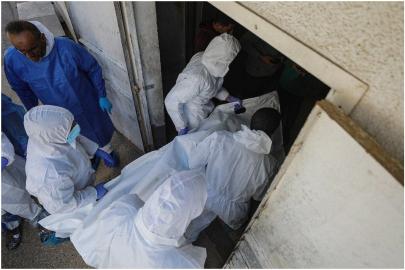 El-Şifa Hastanesi’nde şehitlerin kimlik tespiti yapılıyor