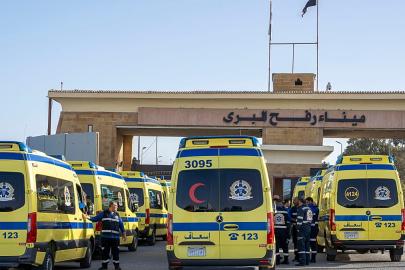 Gazze-Mısır sınırındaki Refah Sınır Kapısı, uzun süren kapanmanın ardından kısmen yeniden açıldı