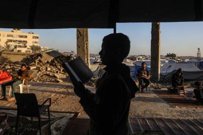 Gazze’de çocuklar, cami enkazında Kur’an öğreniyor