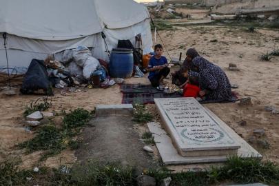 Gazze’de Filistinliler, Ramazan’da da mezarlıklarda hayatta kalıyor