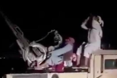 Gece dürbünle Pakistan uçağı tespit etmeye çalışan Taliban güçleri
