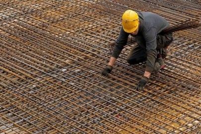 Güven endeksi şubatta perakende ticarette arttı, inşaatta azaldı