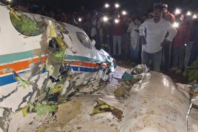 Hindistan'da içinde 7 kişi bulunan ambulans uçak düştü